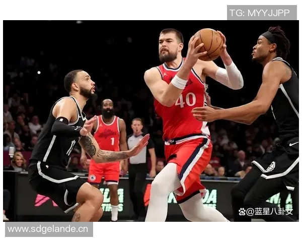 库里谈防守策略：多人包夹哈登与小卡让他们在混战中难以发挥